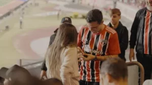 Pedido de casamento durante jogo do São Paulo no Morumbis surpreende torcida 