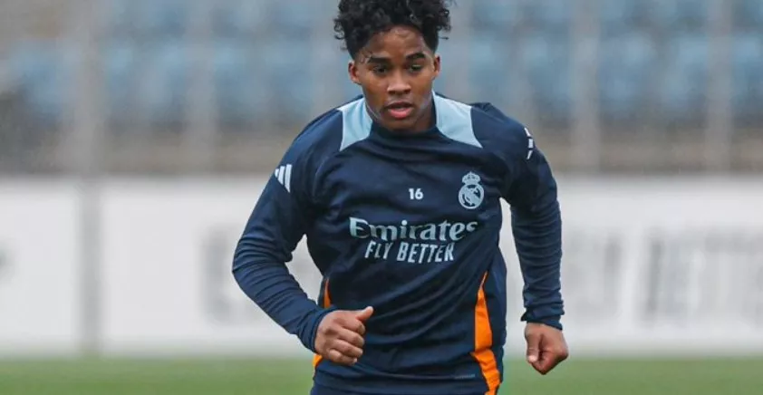 Endrick assume camisa 9 do Real Madrid no dia da renovação de Gonçalo Díaz e comemora