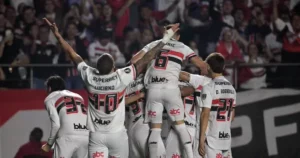 São Paulo 1 (4) x (3) 1 Atlético Nacional-COL - Tricolor leva susto, mas avança