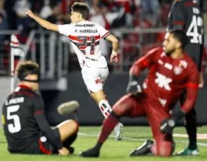 São Paulo já treina de olho no Nacional pela Libertadores
