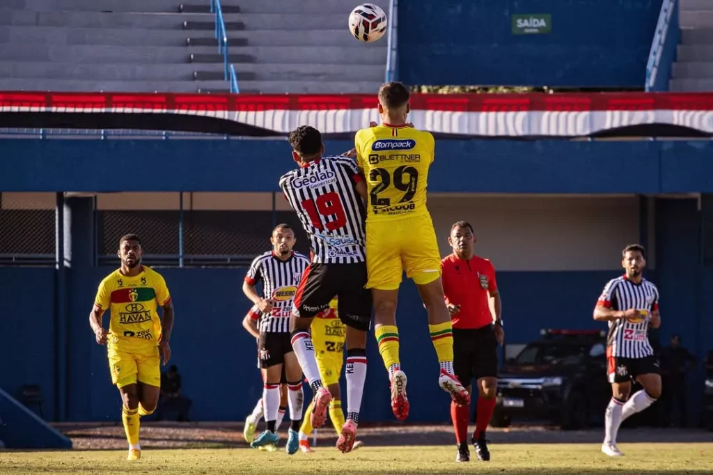 Anápolis 2 x 1 Brusque - Vitória de virada para deixar o Z-4 2 Anápolis 2 x 1 Brusque - Vitória de virada para deixar o Z-4 (Foto: Paulo Oliveira/Anápolis)