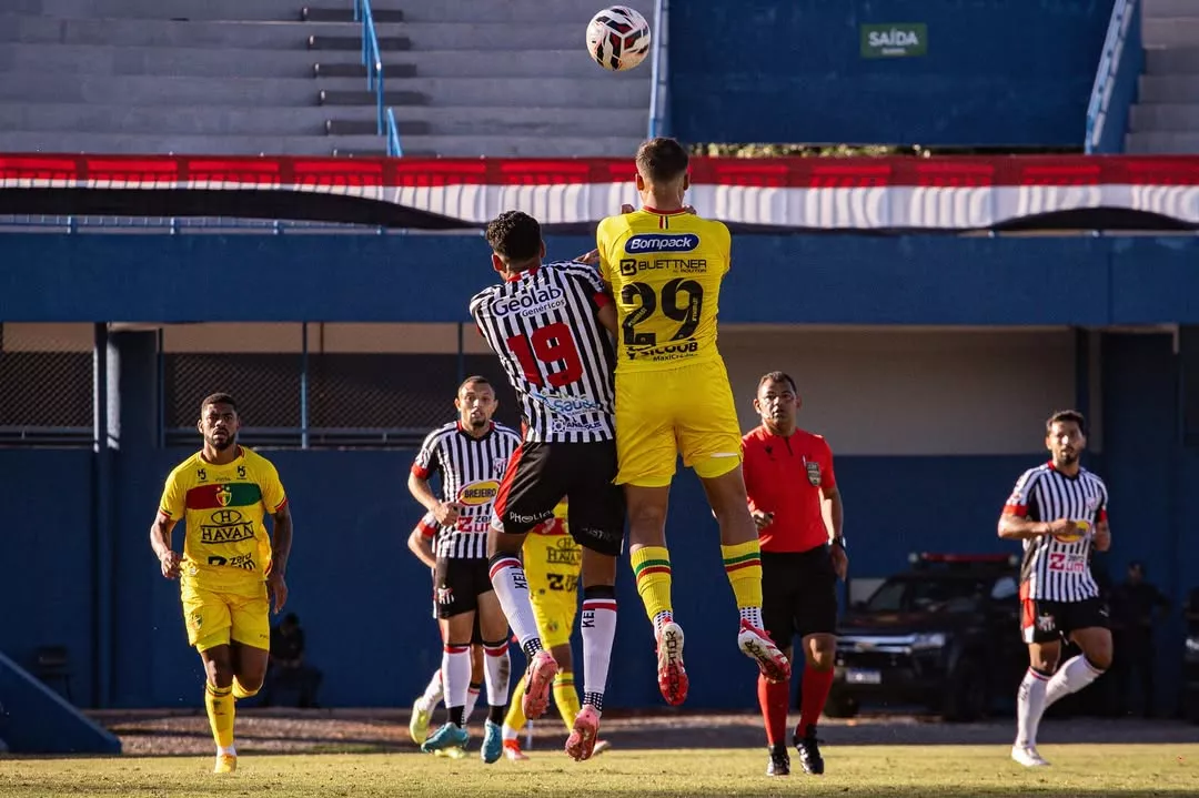 Anápolis 2 x 1 Brusque - Vitória de virada para deixar o Z-4 (Foto: Paulo Oliveira/Anápolis)