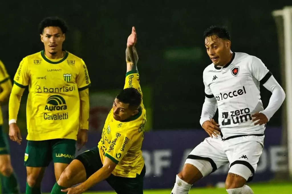 Ypiranga 2 x 2 Botafogo-PB - Empate movimentado não ajuda! (Foto: Divulgação/Ypiranga)