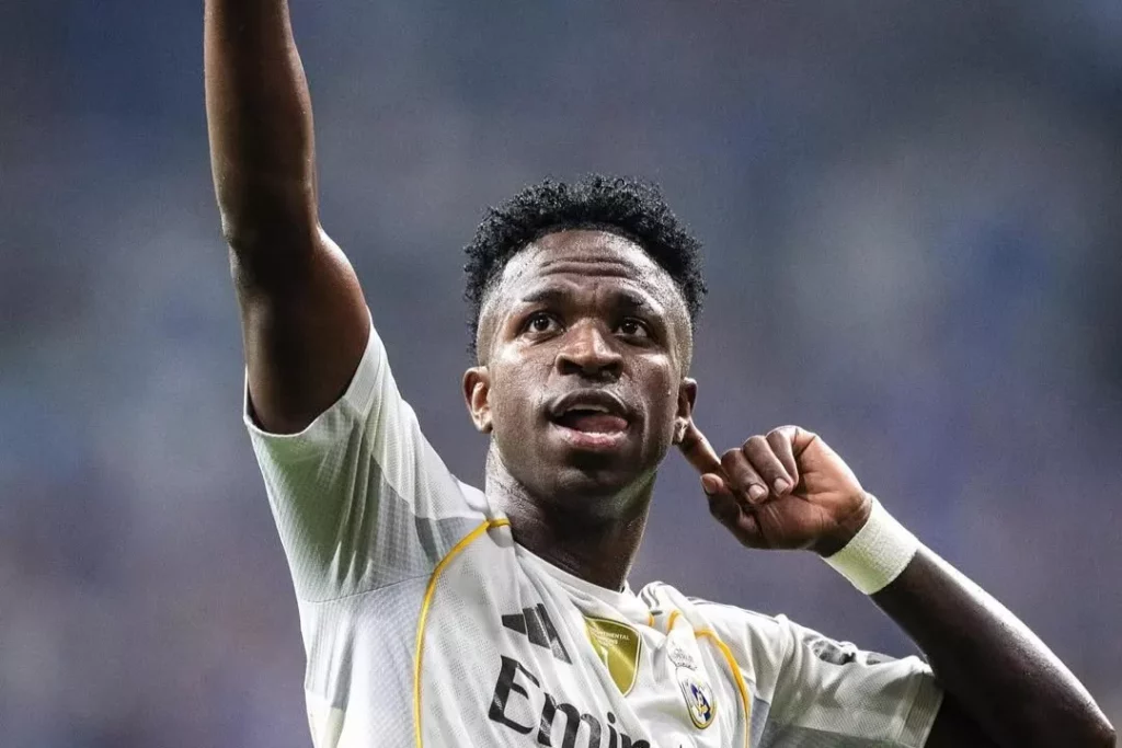 Vini Jr. aparece em estádio português para apoiar o Alverca em derrota (Foto: Reprodução/Instagram)