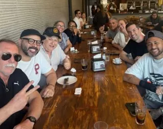 Neymar leva funcionários do Santos a almoço em churrascaria