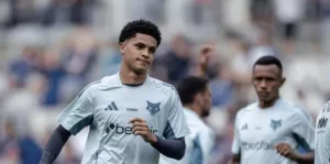 Cruzeiro mantém Kauã Prates no Brasileirão após dispensa da Seleção