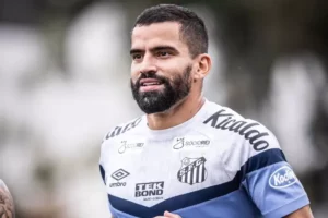 Com aumento salarial, Santos renova com volante venezuelano