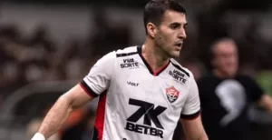 Vitória perde Raúl Cáceres por lesão e lateral vira desfalque no Brasileirão