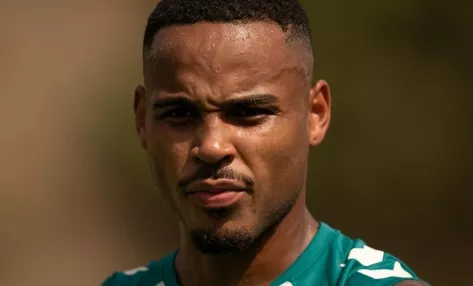 Confusão marca amistoso: ex-Flamengo leva soco em Betis x Como