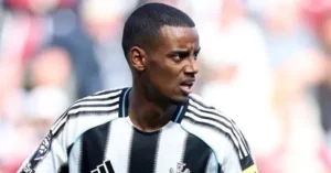 Isak treina separado e Newcastle rejeita oferta milionária do Liverpool