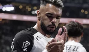 Raniele ironiza e explica lance do isqueiro em vitória do Corinthians