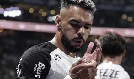 Raniele ironiza e explica lance do isqueiro em vitória do Corinthians
