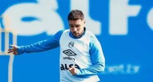 João Pedro volta aos treinos e anima torcida do Grêmio