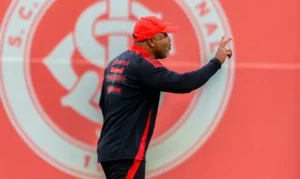 Inter mantém Roger após eliminação e mira reação contra o Flamengo