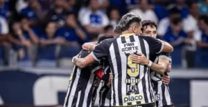 Confusão entre torcidas de Cruzeiro e Santos antes de jogo no Mineirão