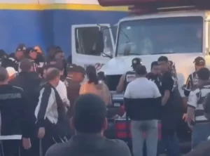 Corintianos quebram vidro de caminhão que tocou hino de Palmeiras e Vasco