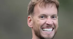 Neto repete trajetória do pai e chega como goleiro do Botafogo