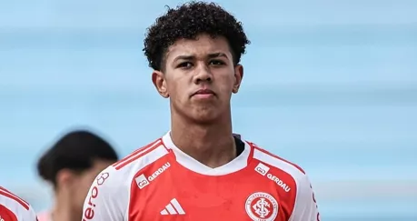 Filho de Kempes brilha em treino do Internacional e marca gol aos 16 anos