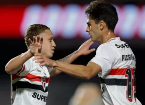 São Paulo 2 x 0 Vitória - Tricolor cola no G-6