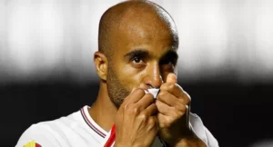 Lucas retorna ao São Paulo e sente dores após empate na Libertadores