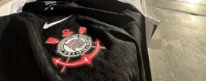 Possível 3ª camisa do Corinthians vaza com detalhes em laranja. Veja!