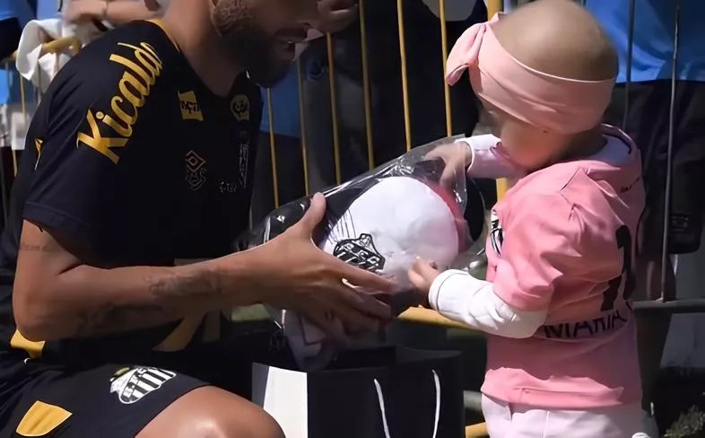 Pequena torcedora do Santos conhece Neymar e ganha apoio do clube