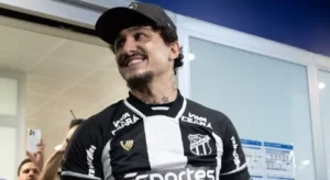 Vina volta ao Ceará e é recebido com festa pela torcida alvinegra
