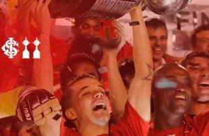 Internacional relembra bicampeonato da Libertadores ao vencer Chivas por 3 a 2