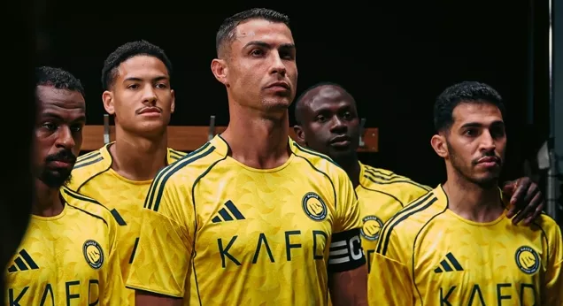Cristiano Ronaldo e elenco do Al-Nassr exibem nova camisa 2025/2026; veja