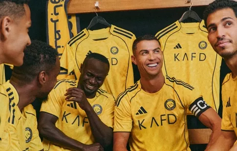Cristiano Ronaldo e elenco do Al-Nassr exibem nova camisa 2025/2026; veja 4 Screenshot 577