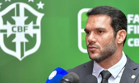 CBF barra camisa vermelha da Seleção e mantém uniforme azul