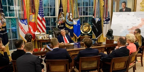 Taça da Copa do Mundo de Clubes aparece ao lado esquerdo de Trump durante reunião de líderes mundiais na Casa Branca. (Foto: Reprodução/Instagram/@ realdonaldtrump)