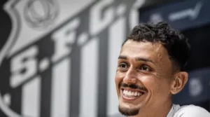 Santos recebe proposta do Japão por Pituca; clube analisa