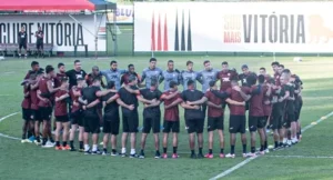 Vitória enfrenta o Flamengo no Maracanã em busca de subir na tabela