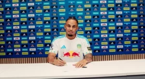 Leeds United anuncia Okafor, ex-Milan, por R$121 milhões