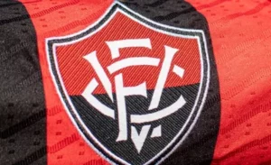 Vitória é multado após gritos homofóbicos contra Wagner Leonardo