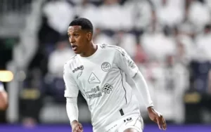 Vasco fecha com Robert Renan e encaminha reforços para a Copa do Brasil