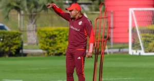 Roger Machado pressionado no Internacional após eliminações e jejum