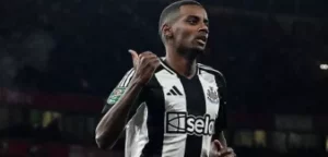 Newcastle recusa oferta milionária do Liverpool por Isak