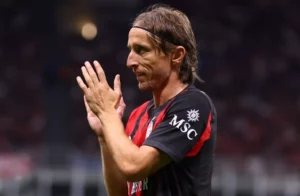 ITALIANO: Milan estreia com derrota; De Bruyne marca em vitória do Napoli