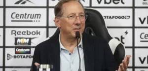 Textor é alvo de protestos e mantém briga pelo controle da SAF do Botafogo