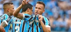 Torcida do Grêmio celebra retorno de Arthur após 7 anos