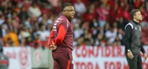 Mesmo pressionado, Roger é mantido no Internacional: diretoria fala em convicção