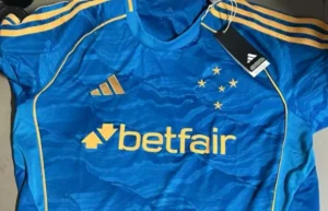 Vaza possível terceira camisa do Cruzeiro com detalhes amarelos