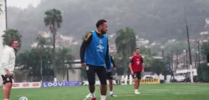 Neymar treina e reforça Santos contra o Fluminense pelo Brasileirão 2025