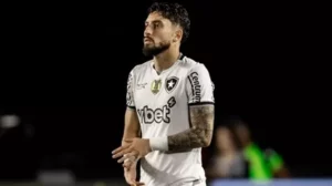 Alex Telles sente dores e vira dúvida no Botafogo contra o Bragantino