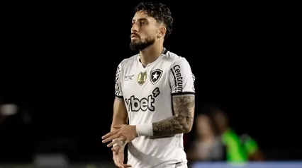 Alex Telles sente dores e vira dúvida no Botafogo contra o Bragantino