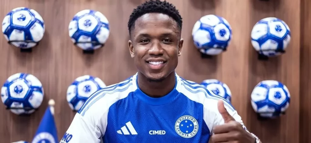 Cruzeiro oficializa a contratação do atacante Sinisterra