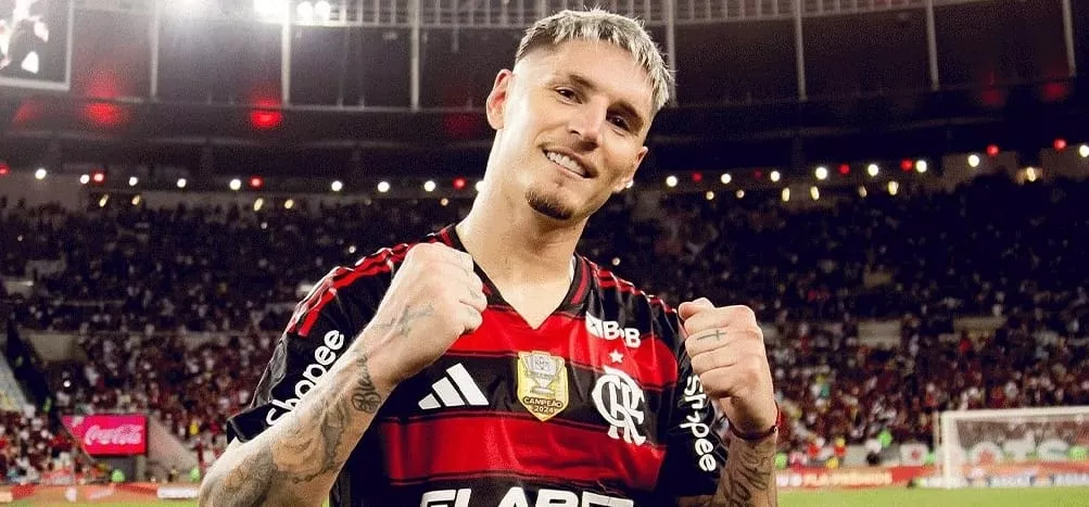 Varela se destaca no Flamengo e acirra disputa por vaga com Emerson
