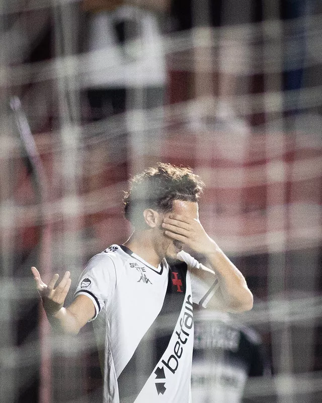 Sport 2 x 3 Vasco - Cruzmaltino respira aliviado no Brasileirão 2 Vasco bate Sport no Brasileirao 3